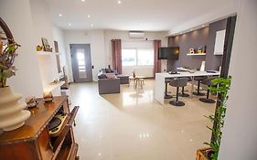 Kalafatis Downtown Apartment